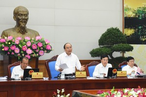 Tại phiên họp Chính phủ thường kỳ tháng 4, Thủ tướng Nguyễn Xuân Phúc nhấn mạnh quyết tâm đạt tăng trưởng 6,7% trong năm 2017. Ảnh: VGP/Quang Hiếu