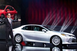 Ông Akio Toyoda, chủ tịch kiêmCEO Toyota phát biểu trong lần ra mắt Camry thế hệ mới tại triển lãm Detroit 2017. Ảnh:AFP.