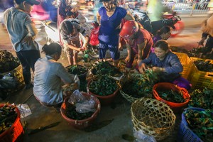 Người Sài Gòn tấp nập sắm đồ cúng Tết Đoan Ngọ