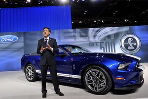 Tăng Thái Hậu giới thiệu mẫu Ford Mustang Shelby GT500 đời 2013.