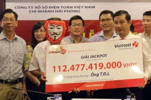 Khách hàng đeo mặt nạ nhận giải Jackpot kỷ lục ngày 31/5.