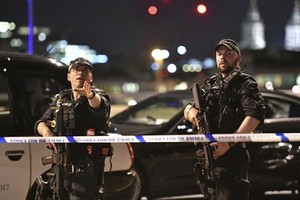 Cảnh sát phong tỏa hiện trường vụ lao xe trên cầu London. Ảnh:AP