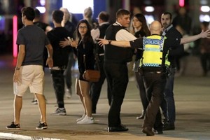 Cảnh sát phong tỏa đường dẫn lên cầu London. Ảnh:AP