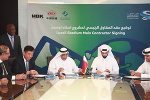 Các đại diện Tổng công ty Xây dựng Đường sắt Trung Quốc cuối năm 2016 ký kết hợp đồng với đối tác Qatar xây dựng một sân vận động phục vụ World Cup 2022. Ảnh:Guancha.cn