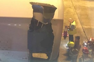 Lỗ hổng lớn trên vỏ động cơ máy bay. Ảnh:SCMP