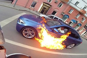 Xe BMW cháy ngùn ngụt giữa đường