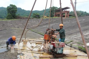 Khoan thăm dò chất lượng thân đập chính hồ Núi Cốc để xây dựng phương án gia cố, sửa chữa. Ảnh:TTXVN