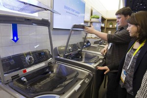 Sản phẩm máy giặt Samsung, LG sản xuất tại Việt Nam xuất sang Mỹ đang bị điều tra chống bán phá giá.Ảnh Reuters