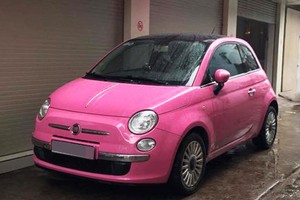 Một mẫu Fiat 500 đời 2010 rao bántại Sài Gòn. Ảnh:Nguyễn Đức.