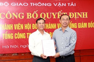 Thứ trưởng Bộ Giao thông Vận tải Lê Đình Thọ (phải) trao Quyết định bổ nhiệm thành viên Hội đồng thành viên VATM cho ông Đoàn Hữu Gia
