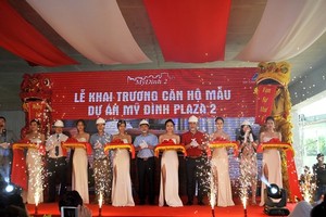 Đại diện chủ đầu tư, nhà thầu thi công, đơn vị phân phối và ngân hàng hỗ trợ cắt băng khai trương căn hộ mẫu Mỹ Đình Plaza 2 tại công trường dự án