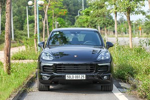 Cayenne phiên bản Platinum mâm 21 inch, đèn pha Bi-xenon. 
