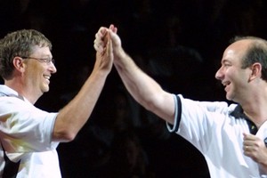 Bill Gates (trái) và Jeff Bezos (phải) luôn nằm trong top người giàu nhất thế giới. Ảnh:BI