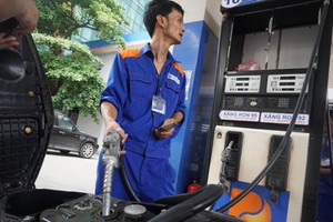 Cơ quan thường trực của Quốc hội chưa đồng ý với đề xuất tăng khung thuế bảo vệ môi trường với xăng lên 8.000 đồng một lít.