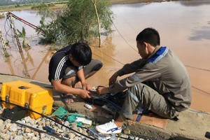 Nhân viên viễn thông đang khắc phục sự cố tại miền Trung.