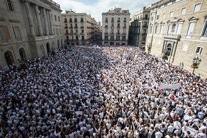 Người biểu tình mặc áo trắng tập trungở Madrid và Barcelona để kêu gọi chính phủ Tây Ban Nha đối thoại với vùng tự trị Catalonia. Ảnh:AP.