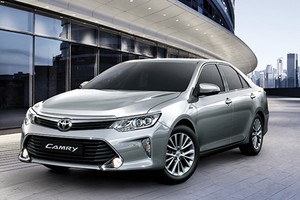 Camry 2017 giảm giá, nâng cấp thiết kế.