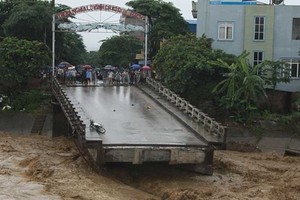 Gần 30 người thiệt mạng trong hai ngày mưa lũ hoành hành