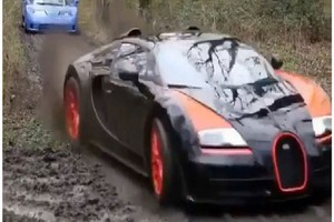 Nhà giàu 'phá' dàn siêu xe hàng hiếm trên đường bùn lầy