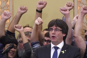 Ông Carles Puigdemont sau phiên làm việc của nghị viện Catalonia ngày 27/10. Ảnh:AFP.