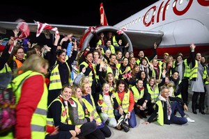 Hành khách và phi hành đoàn chụp ảnh kỷ niệm chuyến bay đáng nhớ của mình. Ảnh: bild.de