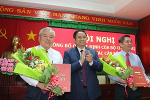 Đồng chí Phạm Minh Chính, trao Quyết định và tặng hoa đồng chí Nguyễn Văn Thể và đồng chí Phan Văn Sáu.