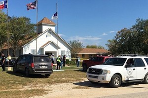 Cảnh sát phong tỏa bên ngoài nhà thờ nơi xảy ra vụ xả súng. Ảnh:New York Times.