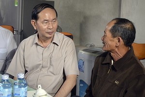 Chủ tịch nước động viên người dân vùng rốn lũ Đà Nẵng. Ảnh:Ngọc Trường.