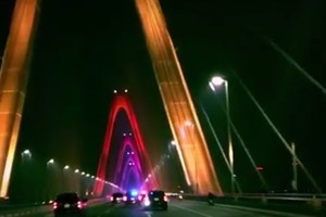 Tổng thống Trump chia sẻ video cầu Nhật Tân khi thăm Hà Nội