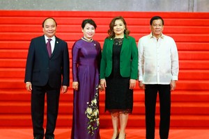 Thủ tướng Nguyễn Xuân Phúc cùng phu nhân và Thủ tướng Philippines Rodrigo Duterte và phu nhân tại Hội nghị Cấp cao ASEAN-30