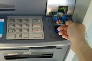 Sắp tới, thẻ tín dụng không được rút quá 5 triệu mỗi ngày. Ảnh: PV.