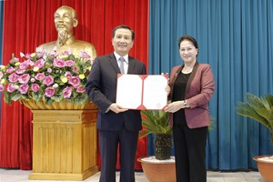 Chủ tịch Quốc hội Nguyễn Thị Kim Ngân đã trao Nghị quyết của Ủy ban Thường vụ Quốc hội cho ông  Lê Quang Huy