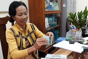 Bà Tuyết nhận trước 200 triệu đồng tiền trúng số độc đắc từ 6 năm trước. Ảnh:Dương Đông.