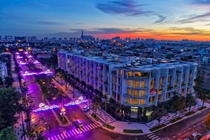 Hình nhà phố thương mại Khu đô thị Vạn Phúc về đêm.