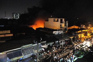 Xưởng mút cháy ngùn ngụt trong đêm ở Sài Gòn
