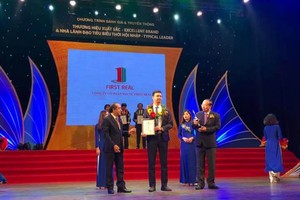 Ông Vũ Đình Cương, Giám đốc Maketing Công ty cổ phần Địa ốc First Real đại diện ban lãnh đạo Công ty nhận giải thưởng Thương hiệu xuất sắc 2017