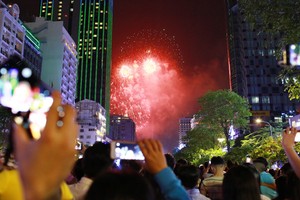 Pháo hoa và ánh sáng chào năm 2018 ở Hà Nội và TP HCM