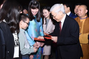 Tổng bí thư mừng tuổi cho trẻ em ở Hồ Gươm
