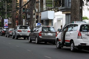 Phí giữ ôtô hiện quá thấp, là nguyên nhân biến lòng lề đường thành bãi đỗ xe suốt thời gian dài. Ảnh:Hữu Công.