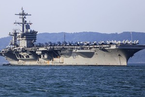 Trưa 5/3, tàu sân bay USS Carl Vinson đã neo cách cầu cảng Tiên Sa (Đà Nẵng) khoảng 1km, bắt đầu chuyến thăm hữu nghị của đoàn Hải quân Mỹ đến thành phố Đà Nẵng.