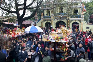 Lễ hội đền bà Chúa Kho luôn đông khách. Ảnh:Bá Đô