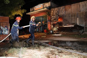 Lửa bùng lên trong nhà kho chứa hàngđiện tử, lan sang ba căn nhà liền kề. Ảnh:Thanh Châu.