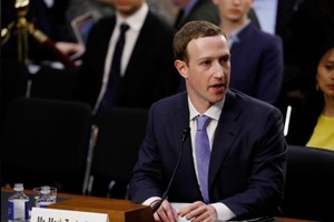 CEO Facebook - Mark Zuckerberg trong buổi điều trần. Ảnh:Reuters