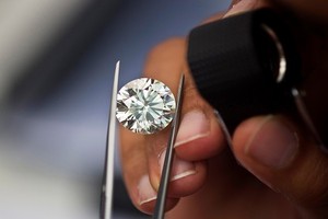 Kim cương sản xuất bằng lò vi sóng có thành phần cấu tạo và chất lượng giống kim cương tự nhiên. Ảnh minh họa:Reddit.