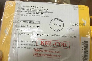 Kiện hàng khả nghi vốn được quảng cáo là mẫu điện thoại đắt tiền mà anh Dũng nhận sáng ngày 15/4.