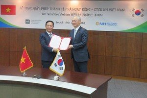 Ông Trần Văn Dũng, Chủ tịch UBCK trao giấy phép hoạt động cho Công ty Chứng khoán NH Việt Nam.