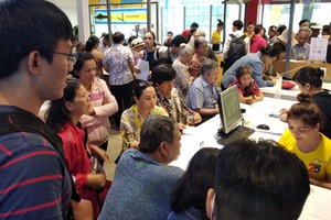 Khách hàng đổ đến điểm giao dịch của MobiFone ở Nguyễn Du (TP HCM) để bổ sung thông tin và hình chân dung. Ảnh:Anh Tú.