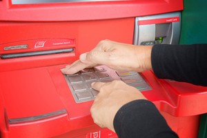 Cách che mã PIN khi thực hiện giao dịch tại ATM.