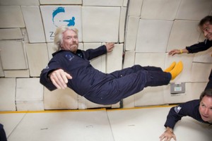 Branson thử nghiệm môi trường không trọng lực trên con tàu Vomit Comet. Ảnh:BI.