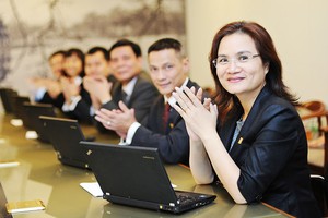 Bà Phạm Minh Hương (ngoài cùng bên phải), Chủ tịch VNDIRECT.